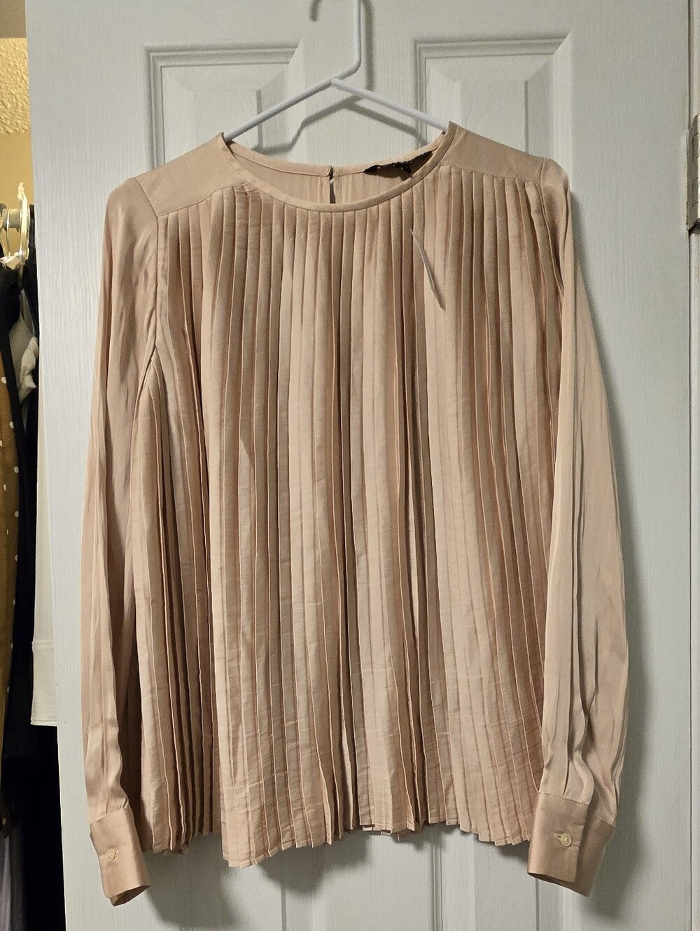 Banana Republic, Beautiful Peach Pleated Blouse, NWT, Size M